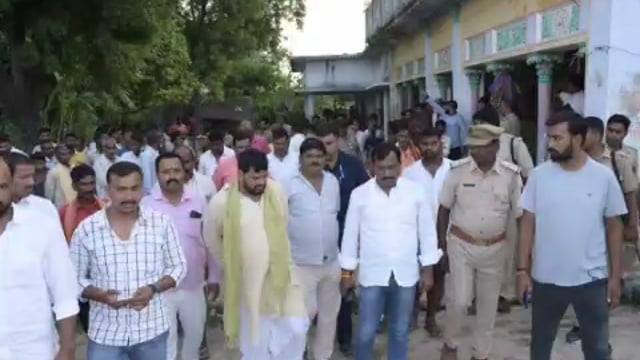 नवाबगंज विशनोहरपुर निवासी केसरगंज सांसद बृजभूषण शरण सिंह ने शोक संतृप्त परिवार जनों से मुलाकात कर बधाया ढाढस 