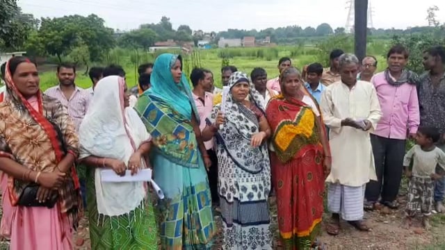 ग्रीन लैंड की जमीन को अवासीय करने की मांग को लेकर सैकड़ो की संख्या में कलेक्ट्रेट पहुचे लोग  