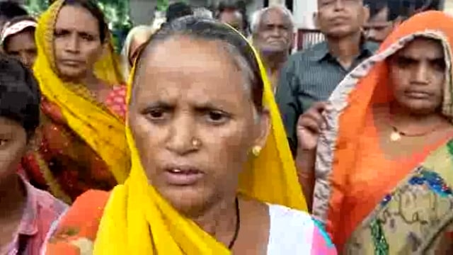 गदागंज थाना क्षेत्र में संदिग्ध हालत में विवाहिता की मौत के मामले में आरोपियों की गिरफ्तारी न होने से परिजन हुआ नाराज।