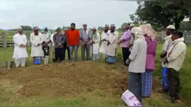 तार हटाने खंभे पर चढ़े निजी लाइन मैन कि करंट से मौत पीड़ित से मिलने पहुंचे सपा नेता मनीष सिंह ।