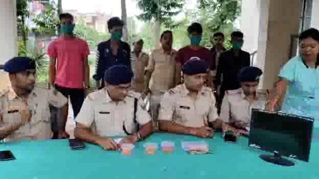 मुंगेर के तरापुर पुलिस ने एक घर मे कीमती गहने की चोरी का 24 घण्टे में किया उद्भेदन 4चोर गिरफ्तार