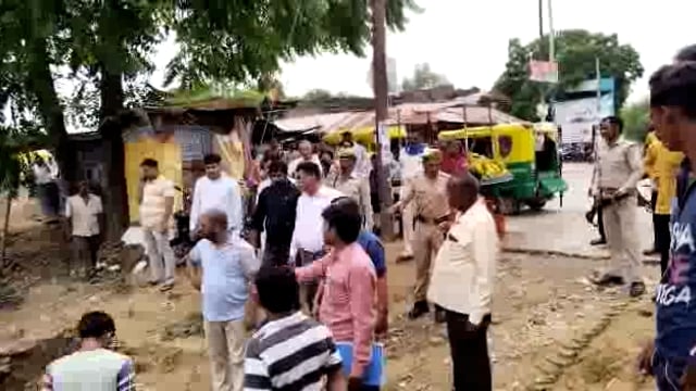 फफूंद क्षेत्र के मुरादगंज तिराहे पर प्रशासन ने अवैध अतिक्रमण के खिलाफ चलाया बुलडोजर,मचा हड़कंप