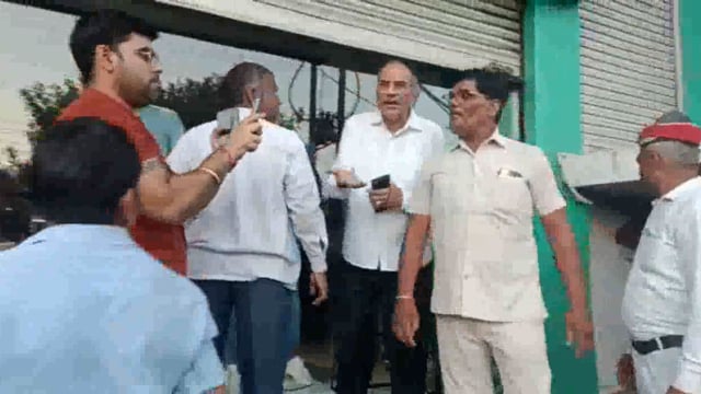 मथुरा में सोमवार को सील हुआ पैंटालून शोरूम फैशन की दुनिया का बादशाह विधिवत तरीके से मंगलवार से फिर खुला