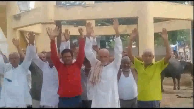 जर्जर टंकी की मरम्मत को लेकर मगोर्रा के ग्रामीणों ने शासन के खिलाफ की नारेबाजी ,टंकी मरम्मत की मांग ।