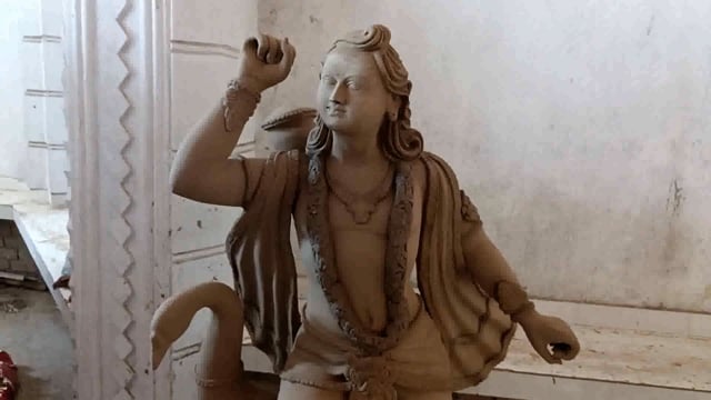 दुर्गा पूजा का समय नजदीक आते देख मूर्ति कारो ने मूर्ति को अंतिम रूप देने का कार्य तेजी से किया जा रहा है