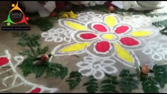 पोषण अभियान के तहत किशोरियों को लगाया गया मेहंदी।