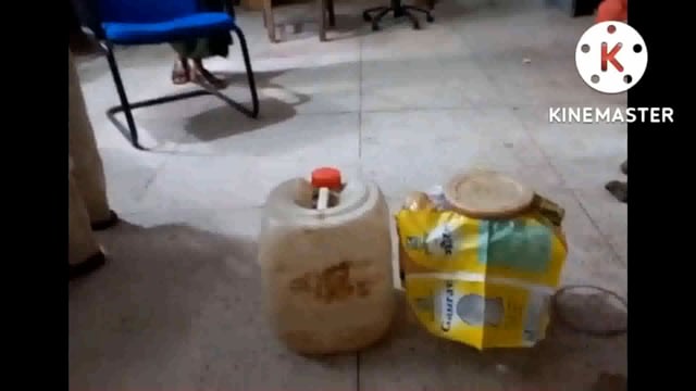 मल्हतरी दोलबांध जंगल में छापेमारी कर पुलिस ने 40 लीटर देसी महुआ शराब को किया जब्त