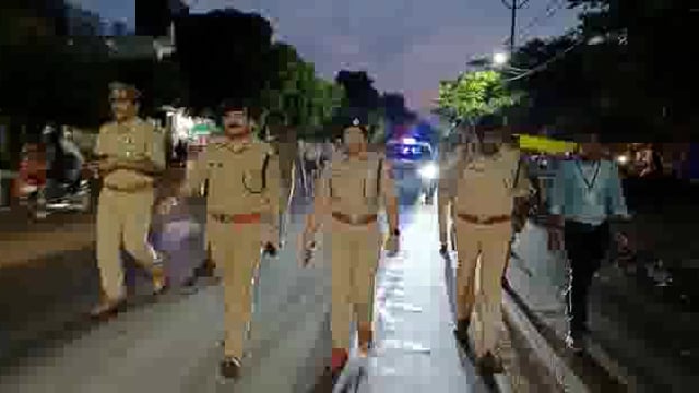 औरैया शहर में एसपी चारु निगम ने कानून व्यवस्था को लेकर फोर्स के साथ किया फ्लैग मार्च