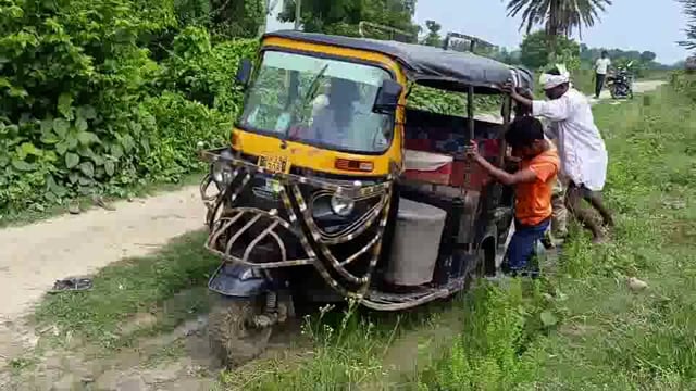 दो गांव बड़की रटनी व छोटकी रटनी को जोड़ने वाली सड़क खाई में हुई तब्दील, ग्रामीण कर रहे हैं सड़क मरम्मत कराए जाने की मांग