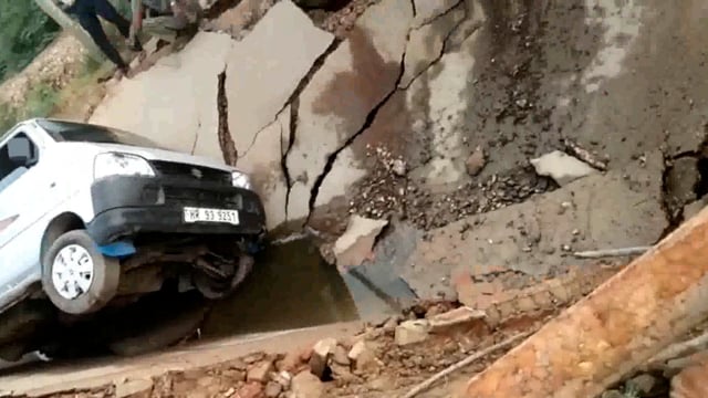 कोसीकला के कामर रोड पर बनी पुलिया अचानक धंस गई इसके साथ-साथ इको कार भी नीचे आ गई गनीमत यह रही कोई बड़ा हादसा नहीं हुआ