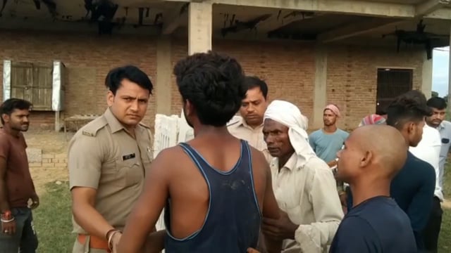 मुखराई में शराब पीकर शराबियों ने ननद व भाभी के साथ कि बदसलूकी , शराबियों को किया पुलिस के हवाले ।