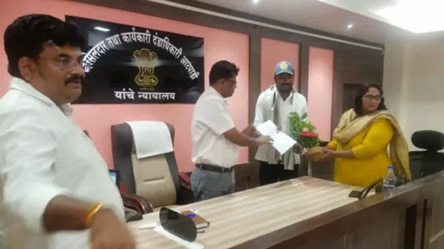 मतदान ओळखपत्र स आधार कार्ड जोडणी 100% पूर्ण केलेल्या बी एल ओ चा प्रांताधिकारी यांच्या हस्ते सन्मान