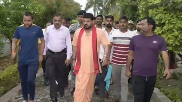 नवाबगंज विष्णु हरपुर में जनता दर्शन के दौरान सांसद कैसरगंज बृजभूषण शरण सिंह ने लोगों की सुनी समस्याएं