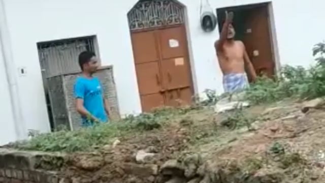 कालपी नगर के मोहल्ला अदल सराय में दबंगों के द्वारा रिटायर्ड अध्यापक को गाली गलौज करने का वीडियो हुआ वायरल