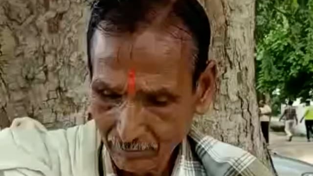 कालपी नगर पालिका में तैनात संविदा कर्मी की वेतन न मिलने पर कर्मचारी ने आमरण अनशन किया शुरू