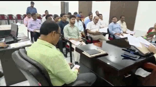गोंडा जिला अधिकारी डॉ उज्जवल  कुमार ने कलेक्ट्रेट सभागार में की बैठक प्रधान मंत्री जन विकास कार्यक्रम पर की चर्चा