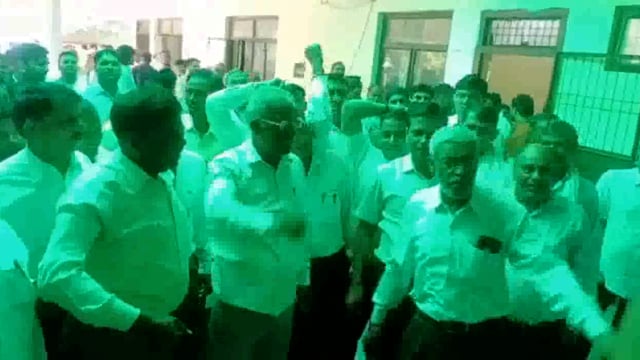 महावन में अधिवक्ताओं ने एसडीएम कोर्ट का किया बहिष्कार एसडीएम तहसीलदार पर भ्रष्टाचार के लगाया आरोप