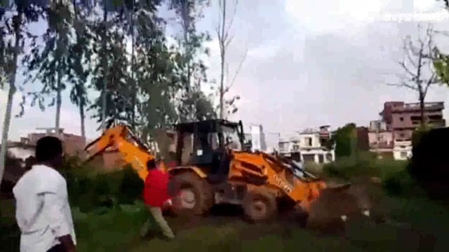 ताल की जमीन को दबंगों से कराया मुक्त, चला बुलडोजर