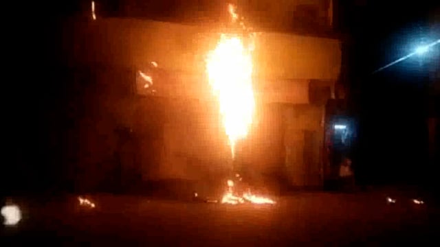 मथुरा कोतवाली रोड पर बीती रात में एक दुकान में लगी आग पुलिस व फायर ब्रिगेड के मुस्तैदी के चलते आग पर पाया काबू 