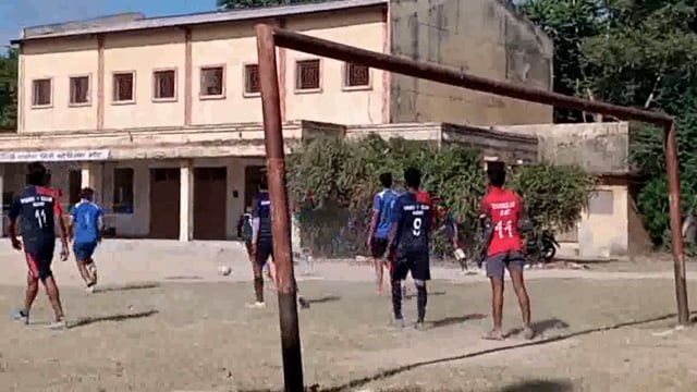 माट मिनी स्टेडियम में टाइगर क्लब द्वारा फुटबॉल मैच का आयोजन कराया गया जिसमें एक दर्जन टीमों ने प्रतिभाग किया