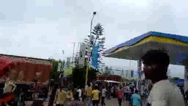 नवाबगंज :पुलिस कस्टडी में व्यक्तियों की मौत के मामले में पुलिस व ग्रामीणों में हुआ पथराव