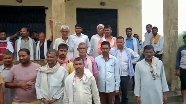 कराहरी आत्मनिर्भर सहकारी समिति पर किसानों ने काटा हंगामा खाद ब्लैक करने का लगाया आरोप