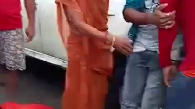 महिला की करंट लगने से हुई मौत गुस्साए ग्रामीणों ने फखरपुर पीएसी के सामने सड़क पर किया प्रदर्शन