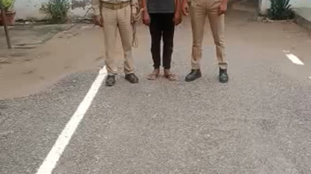 बेला थाना के जलालपुर गांव से पुलिस ने आईटी एक्ट के तहत दर्ज मुकदमे के एक अभियुक्त को किया गिरफ्तार