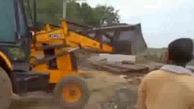 मिहींपुरवा स्थिति को तहसील क्षेत्र अंतर्गत रायबोझा में 48 मकानों व दुकानों पर चला बुलडोजर