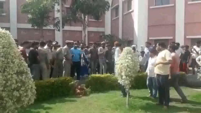 अलीगढ़ में यूनिवर्सिटी शर्मसार ए एम यू में कुत्तों ने दो मृत नवजात बच्चों को बनाया निवाला घटना का वीडियो वायरल