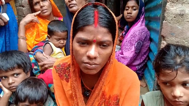 पति के आने के इंतजार में पत्नी का रो-रोकर हुआ बुरा हाल बच्चे सब है परेशान