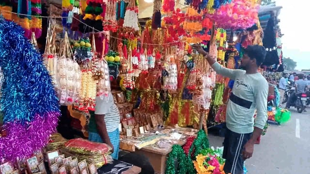 सूरजगढ़ा विश्वकर्मा पूजा को लेकर सज चुकी दुकानें पर दुकानदारों में छाई हुई मायूसी