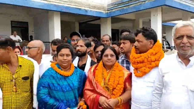  पूर्व मुखिया मीनूलता ने नगर परिषद अध्यक्ष पद के लिए गुरुवार को एसडीओ कार्यालय में किया नामांकन