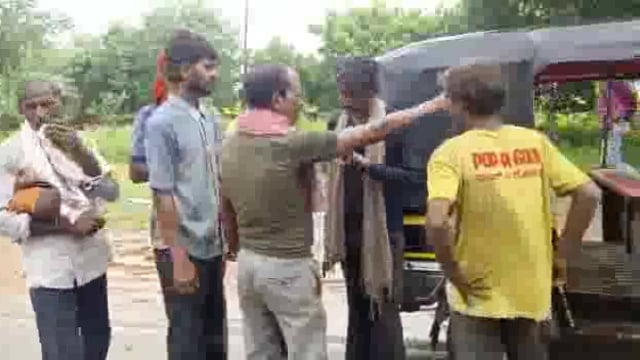 मज़दूरी दिलाने के बहाने दर्जनों मजदूरों को लेकर कलेक्ट्रेट पहुंचा शरारती युवक