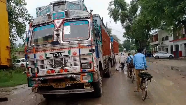 कन्नौज आरटीओ के निर्देश परPTO द्वारा ओवरलोडिंग लदे वाहनों पर कसा शिकंजा तीन सरकारी राशन लदे ट्रक पकड़ कर थाने में खड़े क