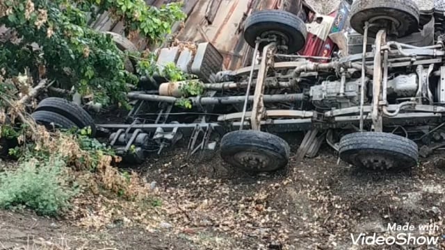 आटा थाना क्षेत्र के नेशनल हाईवे पर अनियंत्रित होकर ट्रक खाई में पलटा चालक व परिचालक गंभीर रूप से हुए घायल