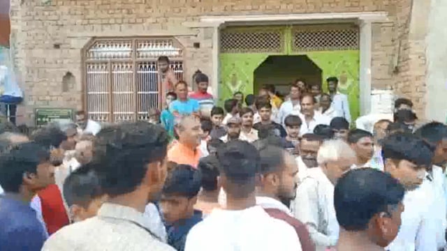 छाता तहसील के गांव खायरा के ग्रामीणों ने प्रधानमंत्री फसल बीमा योजना में करोड़ों की धांधली का आरोप लगाया