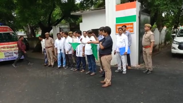 लंम्पी रोग के टीकाकरण वाहनों को हरी झंडी दिखाकर औरैया में डीएम ने किया रवाना