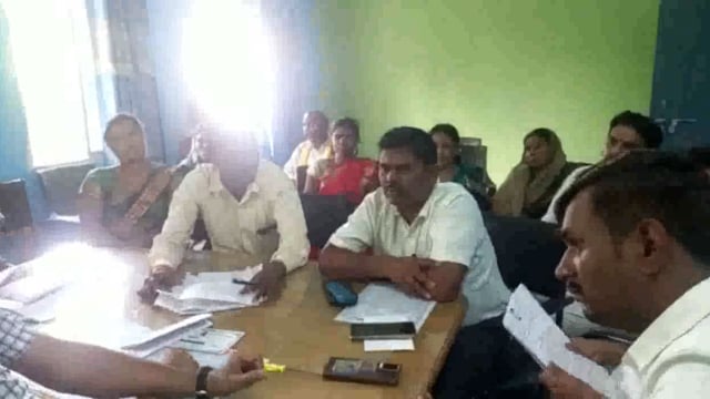 संग्रामपुर के मनरेगा कार्यालय में प्रखंड प्रमुख सुधीर दास के नेतृत्व में पंचायत समितियों ने की तालाबंदी