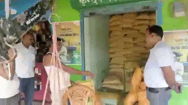 अधिक मूल्य लेने की शिकायत पर बीडीओ ने धोरैया बाजार के दो खाद दुकानों का किया निरीक्षण