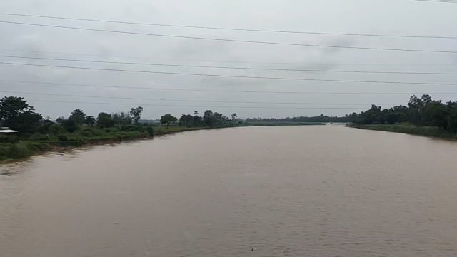 इटवा तहसील क्षेत्र में लगातार तीन दिनों से हो रही बारिश से राप्ती नदी का बढ़ा जलस्तर ।