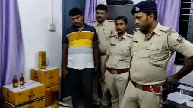 तारापुर पुलिस ने लावारिस अवस्था में खड़ी एक जाइलो वाहन से भारी मात्रा में विदेशी शराब बरामद किया