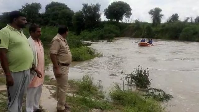 जालौन
मलंगा नाले में गिरे युवक की तलाश जारी 