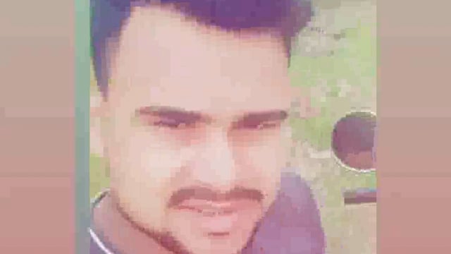 तमंचे के साथ युवक का वीडियो हुआ सोशल मीडिया पर वायरल पुलिस जांच में जुटी बतातें चलें इन दिनों सूबे में तमंचे के साथ फेसब