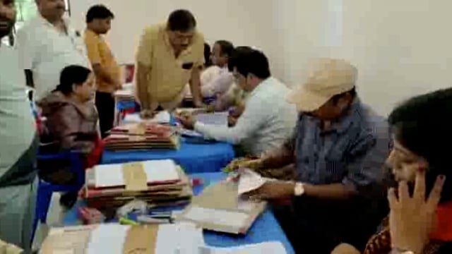  नगर पंचायत चुनाव को लेकर मुख्य पार्षद पद पर इशरत बानो तो वार्ड 8 से पार्षद के लिए दिक्षा सिंह ने नामांकन किया