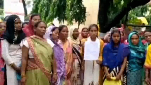 मोतीपुर तहसील क्षेत्र अंतर्गत स्टेट फकीरपुर गांव निवासी ग्रामीणों ने कोटेदार के खिलाफ डीएम से की शिकायत