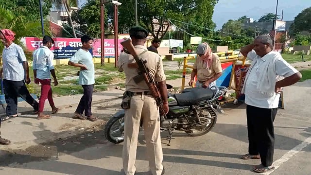 वाहन जांच के दौरान दो पहिया वाहन चालकों में मचा हड़कंप कईक वाहन चालकों का काटा गया चालान