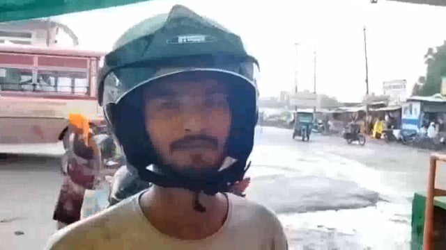 पुलिस ने दिखाई दरियादिली, चालान के बजाय हेलमेट पहनाया 