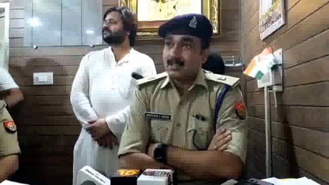 वृंदावन बांके बिहारी मंदिर रास्ता पर चौकी के सामने ग्रामीणों ने बैरिकेडिंग को लेकर किया रोड जाम धरना प्रदर्शन