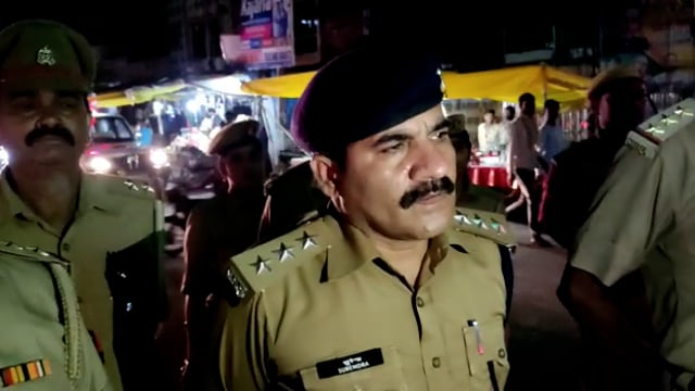दिबियापुर नगर में सीओ सिटी सुरेंद्र नाथ यादव ने भारी पुलिस बल के साथ किया फ्लैग मार्च पर लोगों को दिया सुरक्षा का भरोसा